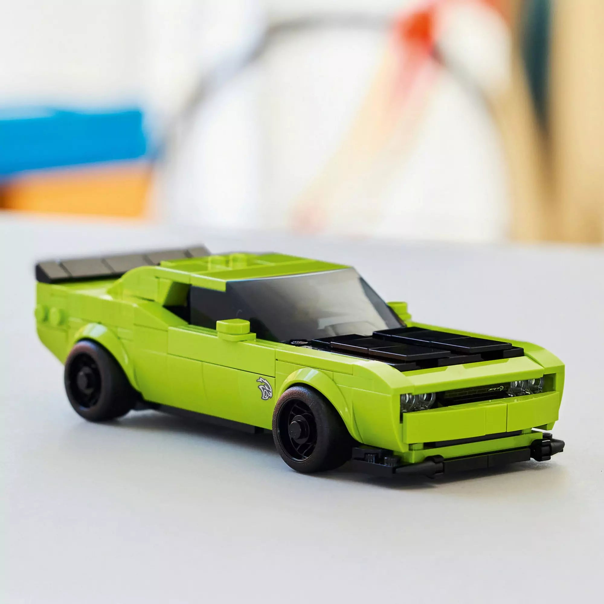 Közelkép a LEGO Dodge Challenger SRT Hellcat (77237) zöld sportautóról, részletgazdag kialakítással.