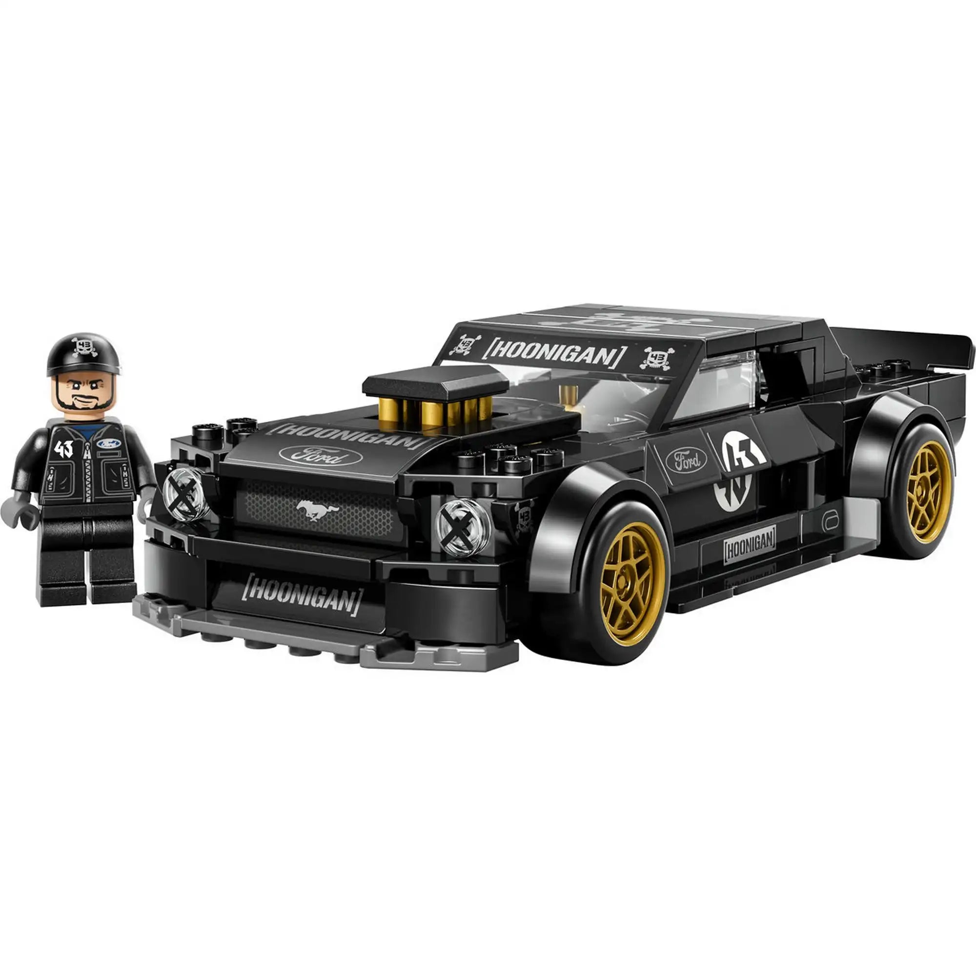 LEGO Ford Mustang Hoonicorn V1 versenyautó modell Ken Block minifigurával fehér háttér előtt.