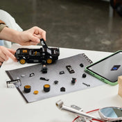 LEGO Speed Champions Mustang Hoonicorn építési folyamat közben, szétszerelt elemekkel és LEGO Builder alkalmazással.