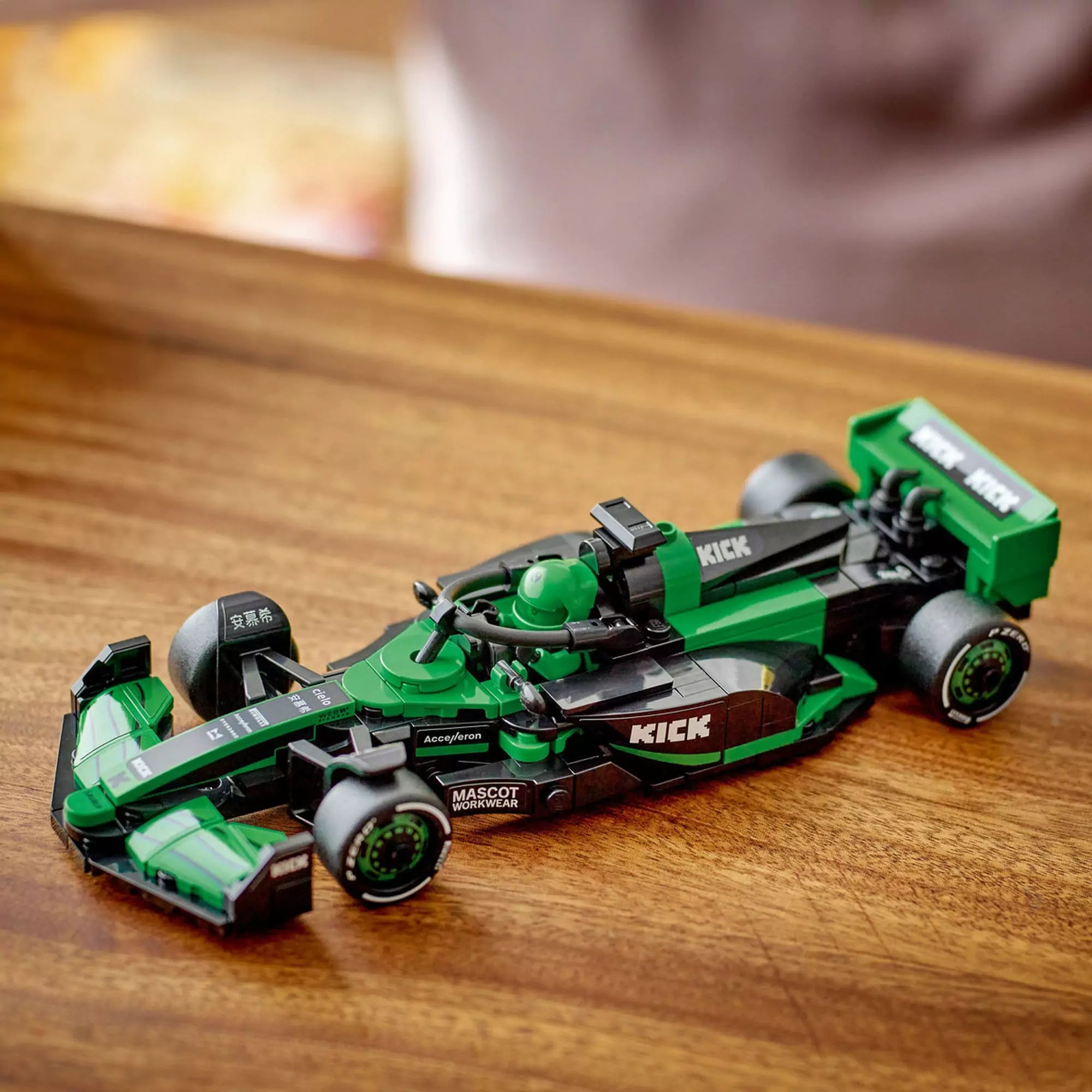 A LEGO KICK Sauber versenyautó minifigurával a volán mögött, közelről fotózva.