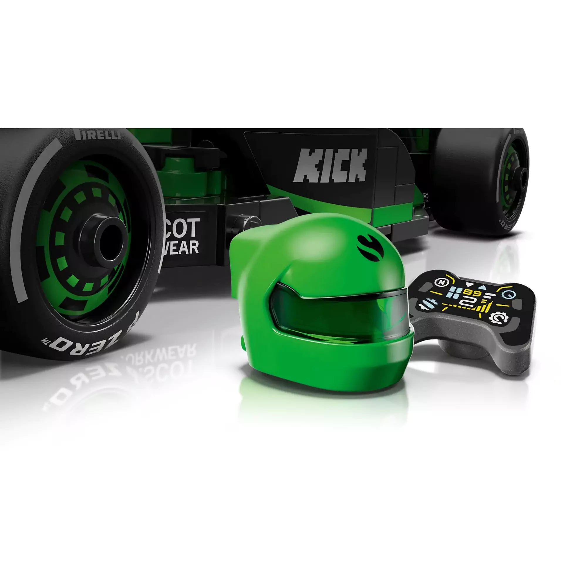  A LEGO KICK Sauber versenyautó mellett zöld bukósisak és fekete versenykormány elem.