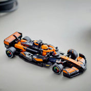 A LEGO Speed Champions McLaren F1 Team MCL38 versenyautó megépített változata, részletes kidolgozással.