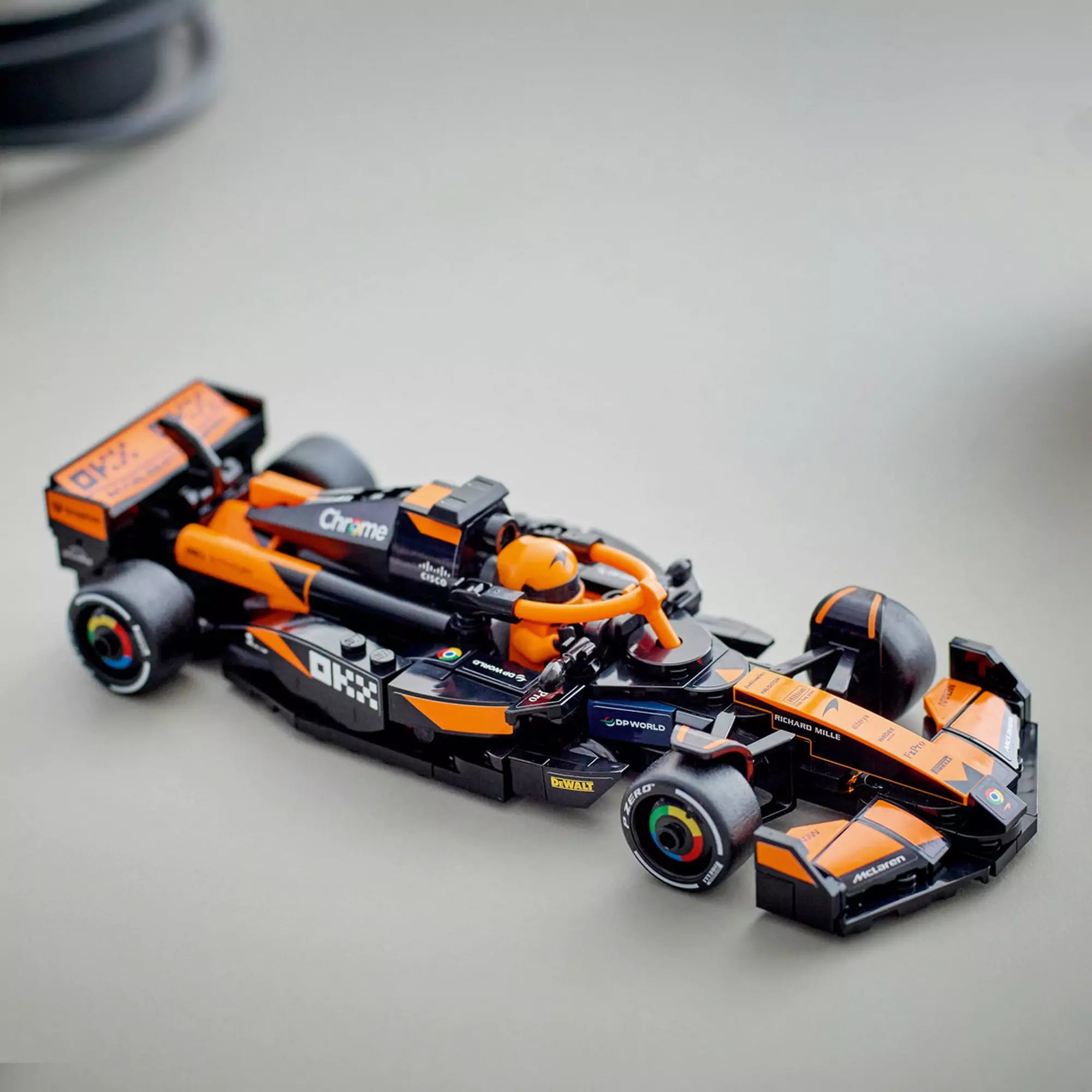 A LEGO Speed Champions McLaren F1 Team MCL38 versenyautó megépített változata, részletes kidolgozással.