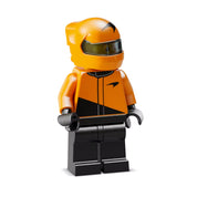 A LEGO Speed Champions McLaren F1 Team MCL38 versenyautóhoz tartozó narancssárga sisakos versenyző minifigura.