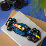  LEGO Speed Champions Oracle Red Bull Racing RB18 (77243) a makett könyveken elhelyezve, életszerű környezetben.
