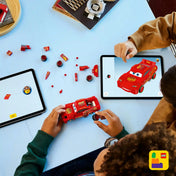 LEGO Builder alkalmazással épített Villám McQueen modell, tablet kijelzőn megjelenített útmutatóval