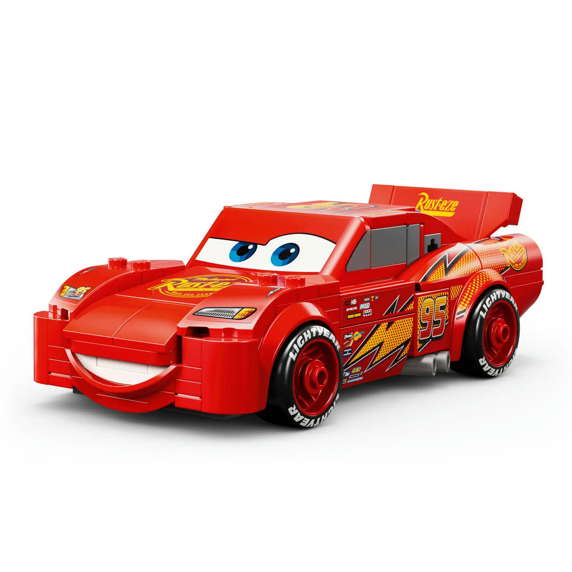LEGO Villám McQueen versenyautó közelről, piros karosszéria és részletes matrica elemek