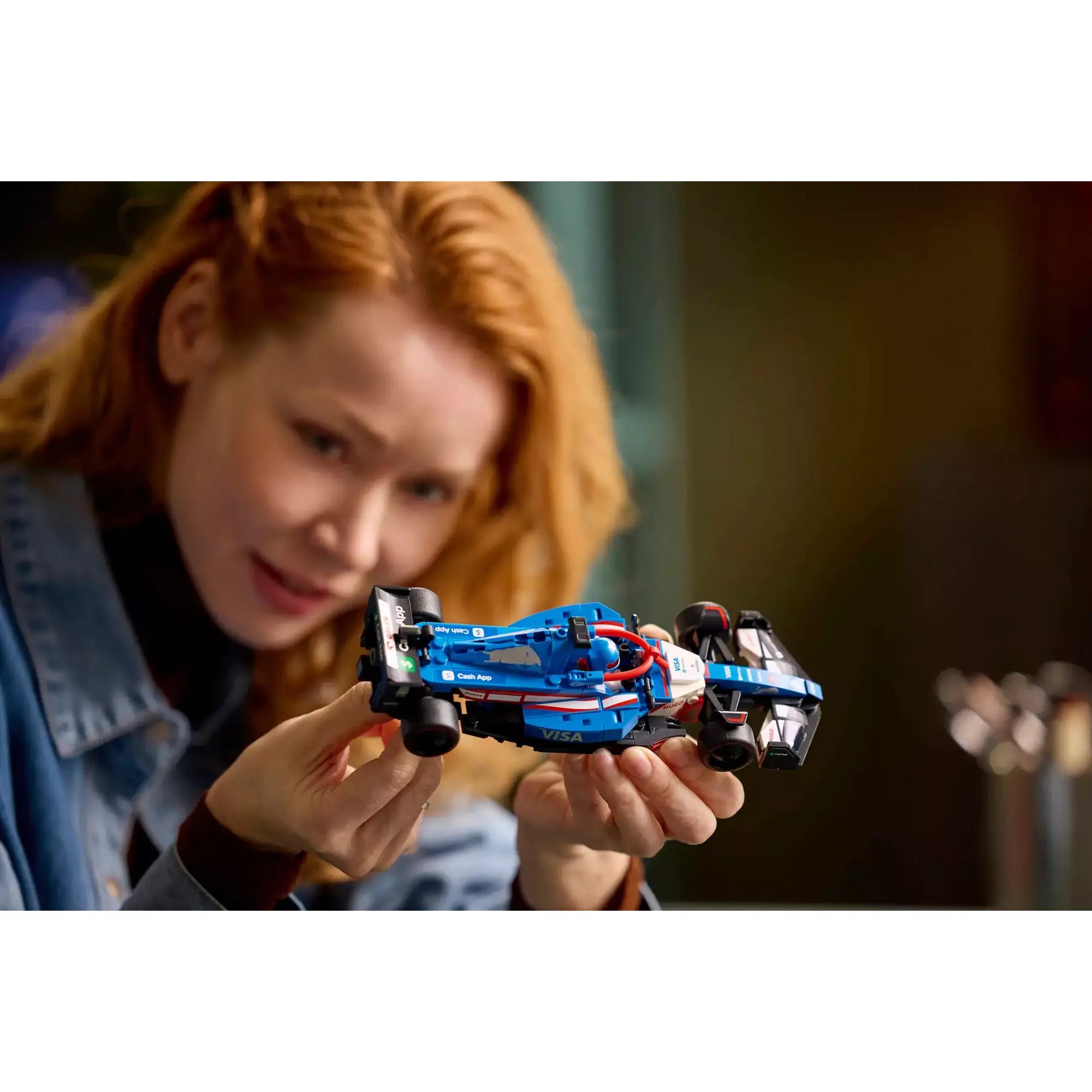 Női kézben tartott LEGO Speed Champions Visa Cash App RB VCARB 01 F1 versenyautó 77246 játékmodell.