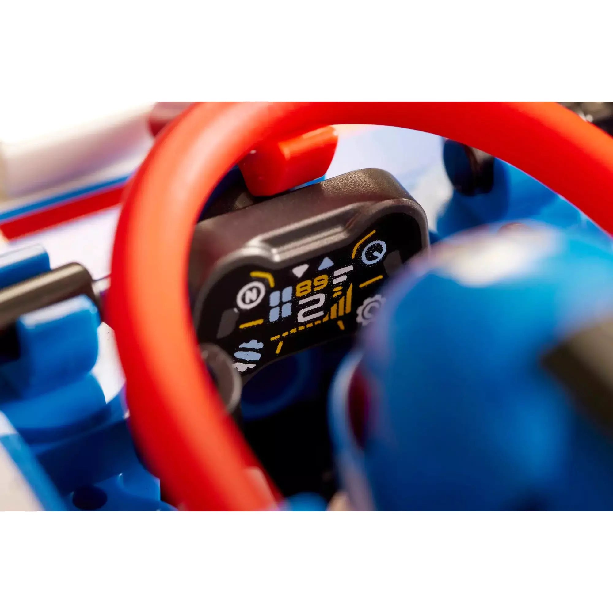 Közelkép a LEGO Speed Champions Visa Cash App RB VCARB 01 F1 versenyautó 77246 kormányáról és műszerfaláról.