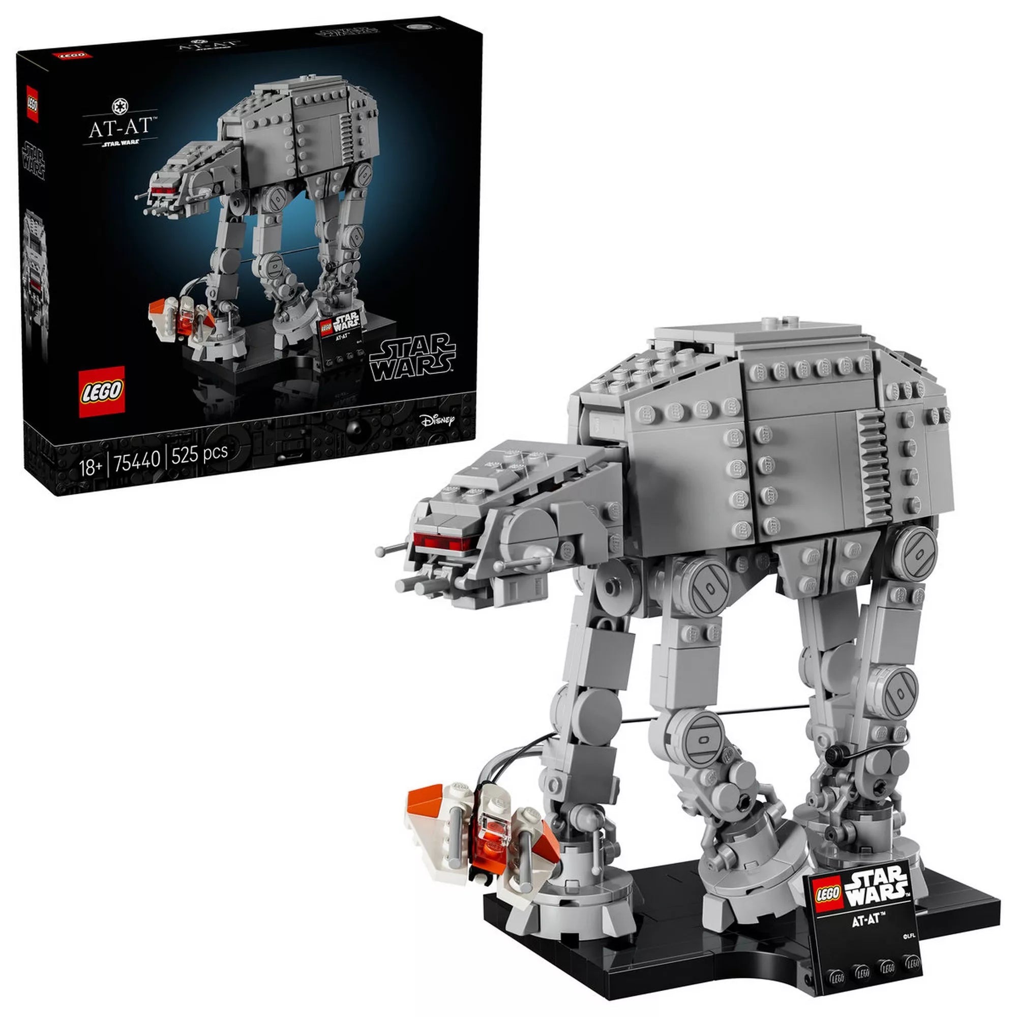LEGO Star Wars 75440 AT-AT készlet a dobozzal együtt, a teljesen megépített lépegető, snowspeeder és a fekete kiállító talapzat fehér háttér előtt.