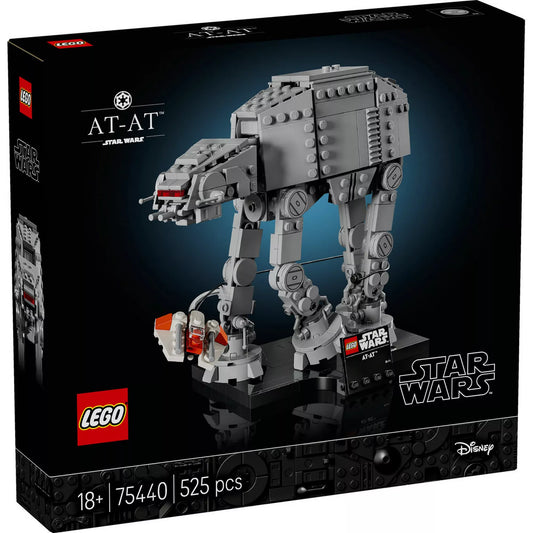 LEGO Star Wars 75440 AT-AT építőkészlet dobozának előlapja, a közepes méretarányú AT-AT lépegető kiállító talapzaton, snowspeederrel és névtáblával, 18+ jelöléssel.