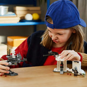 Gyerek LEGO Star Wars AT-RT készlettel játszik, interaktív építés és játék