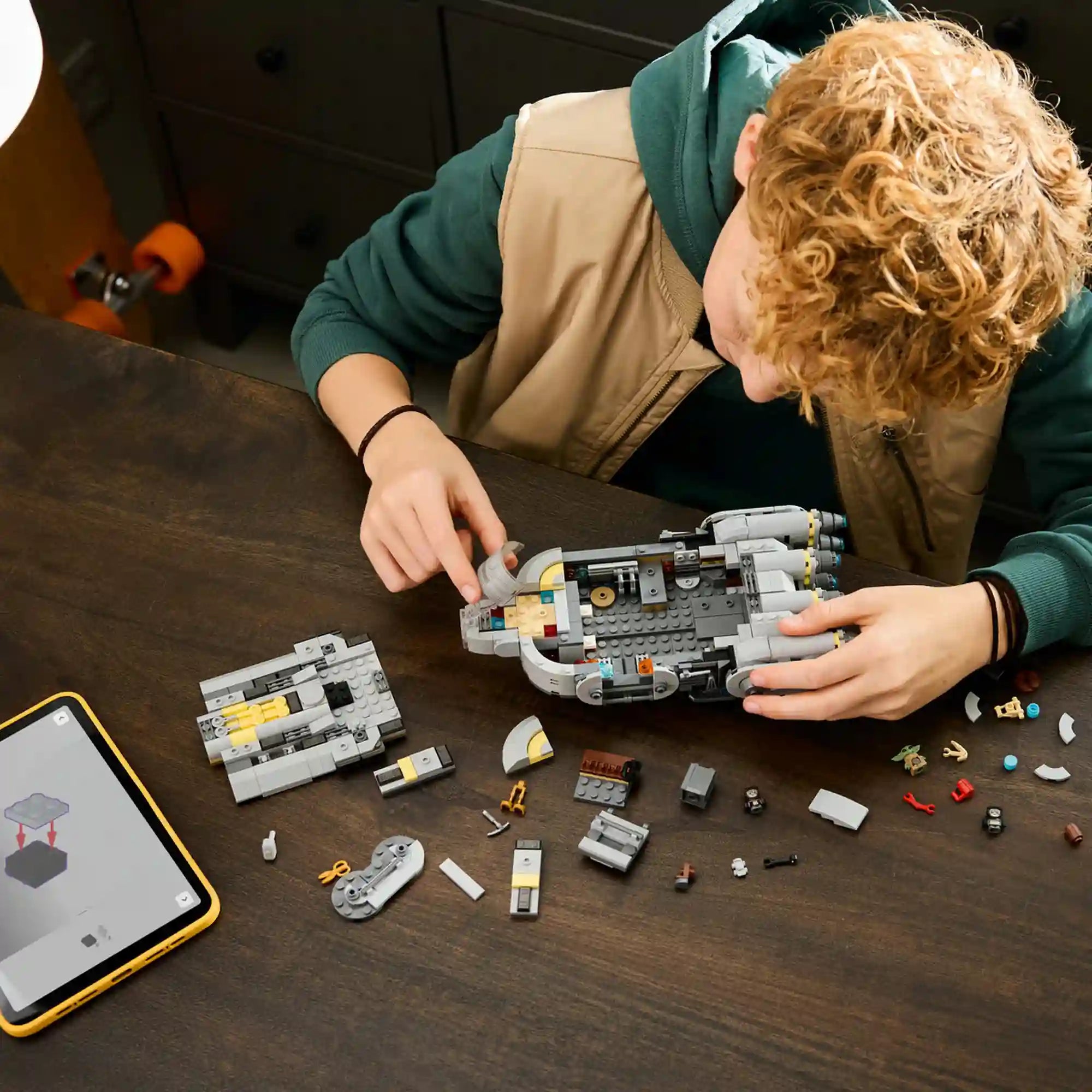LEGO csillaghajó építés közben, alkatrészekkel és LEGO Builder alkalmazással
