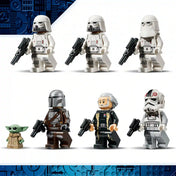 LEGO Star Wars 75454 készlet hét karaktere fehér háttéren: Grogu, a Mandalóri, a birodalmi hadúr és négy fehér páncélos birodalmi katona.