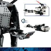 LEGO Star Wars AT-AT lépegető nyitott oldalsó része, kihajtható platformmal és egy fehér birodalmi katona által vezetett kis járművel.