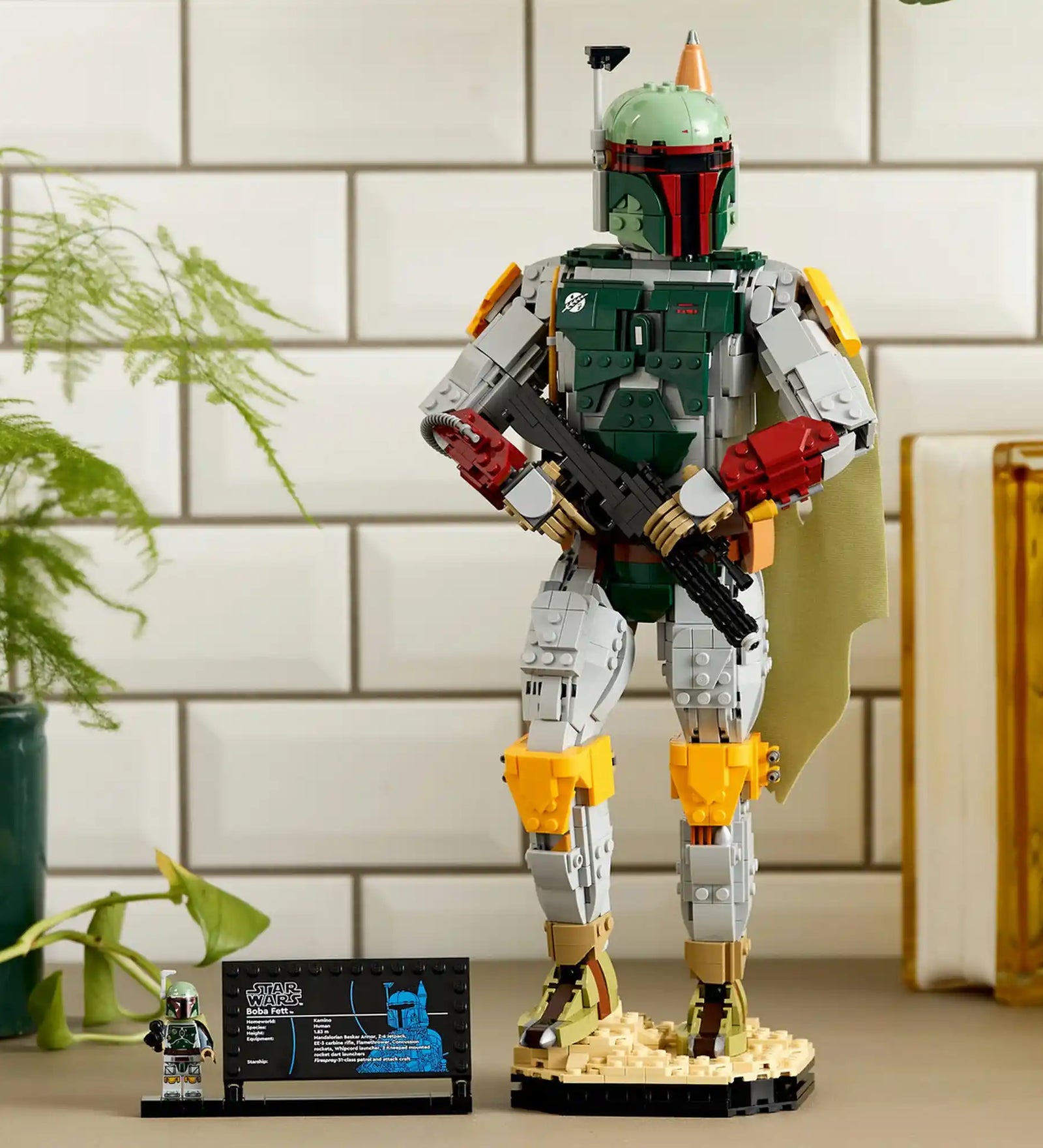 A LEGO Star Wars Boba Fett figura 75455 teljes megépített modellje a kiállítótalppal, információs táblával és Boba Fett minifigurával.