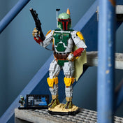 A LEGO Star Wars Boba Fett™ figura 75455 kiállítva, kezében blasterrel, a névtábla és a minifigura mellett.