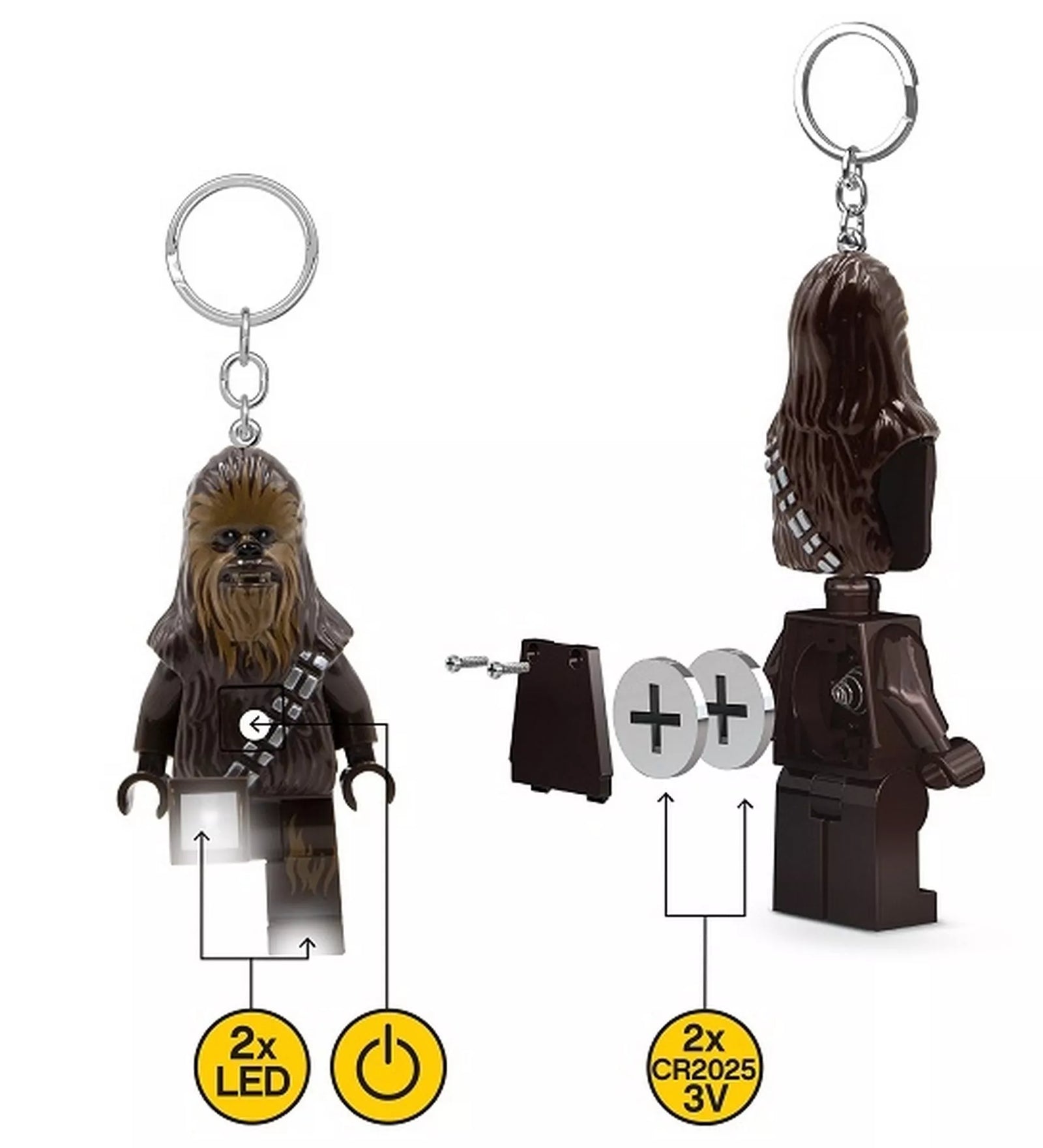 A LEGO Star Wars Chewbacca LED kulcstartó elölről és hátulról bemutatva. A kép szemlélteti a figura LED-lámpás lábait, a mellkason elhelyezett bekapcsológombot és a két CR2025 elemet, amelyek működtetik a világítást.