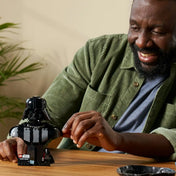 LEGO Star Wars Darth Vader (75439) asztalra helyezve, játék közben.