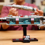 Egy részletgazdag LEGO Star Wars Home One-típusú csillagcirkáló (75405) modell, a belső terek építési részleteivel.