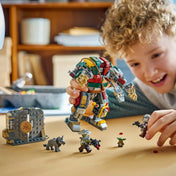 A LEGO Star Wars: Hutt-palota: leszámolás az őrszem droiddal 75451 készlettel játszó gyermek az őrszem droiddal és a minifigurákkal.
