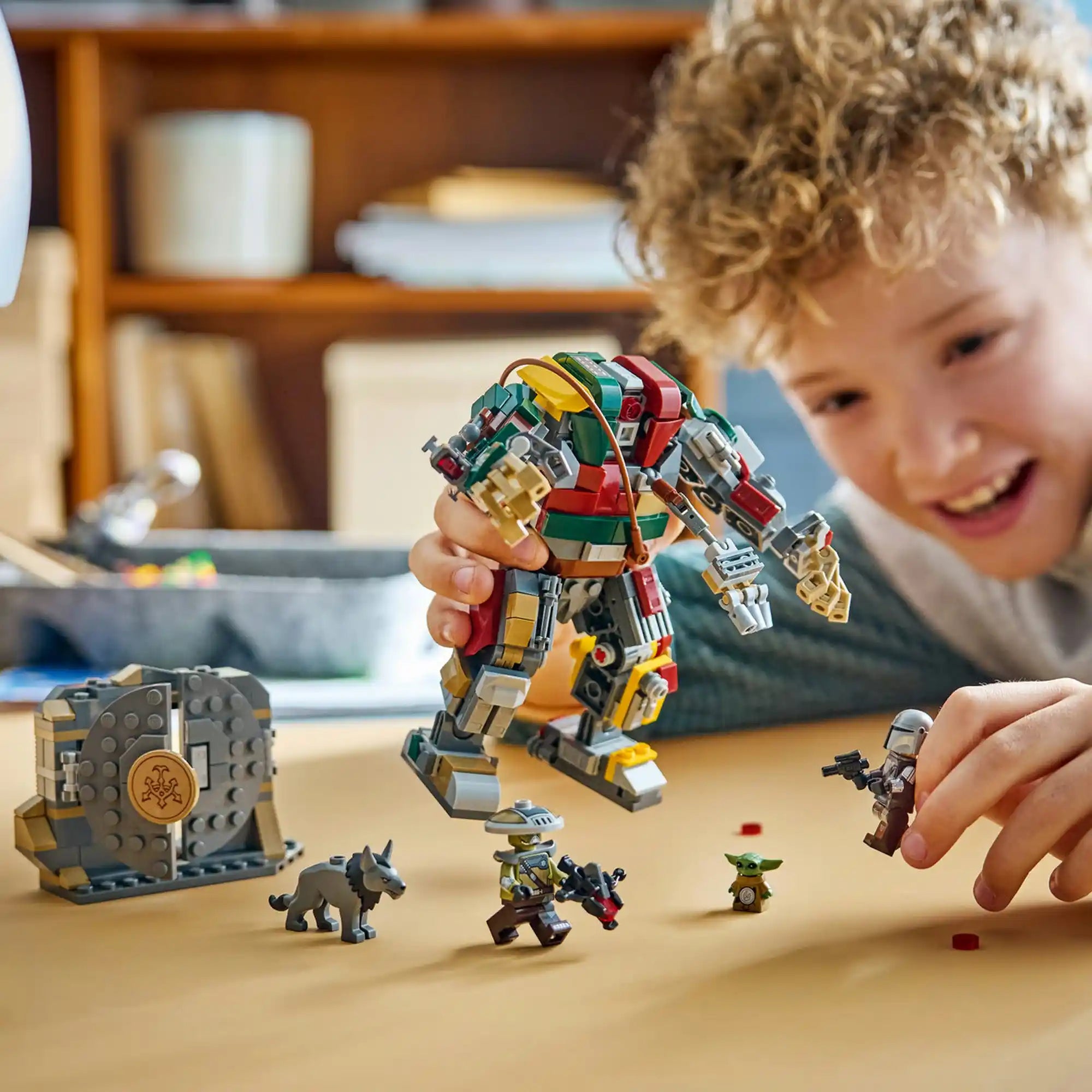 A LEGO Star Wars: Hutt-palota: leszámolás az őrszem droiddal 75451 készlettel játszó gyermek az őrszem droiddal és a minifigurákkal.