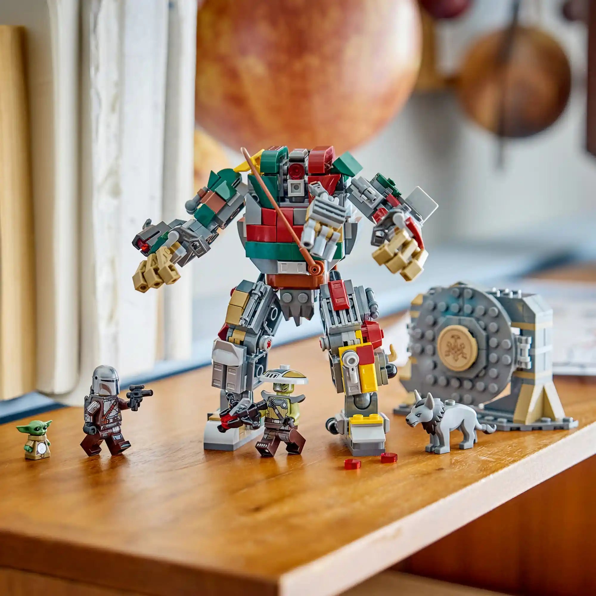 A LEGO Star Wars: Hutt-palota: leszámolás az őrszem droiddal 75451 megépített őrszem droidja a Mandalórival, Groguval, Keibuval, a páncélterem ajtajával és a farkasszerű lénnyel.