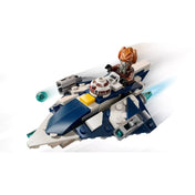 Plo Koon a LEGO Star Wars Plo Koon Jedi csillagvadásza microfighter pilótafülkéjében ül, miközben a jármű kék hajtóműlángot bocsátva repülést szimulál.