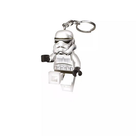 „LEGO Star Wars Stormtrooper LED kulcstartó oldalnézetben, fehér háttérrel. A minifigura mozgatható lábai és karjai jól láthatók, a kulcskarika a sisak tetejéhez kapcsolódik.”