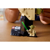 LEGO Star Wars Yoda mellszobor talapzata névtáblával és minifigurával, közelről fotózva.