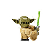 LEGO Yoda mellszobor közelről, amely bemutatja a mozgatható fejet és füleket, valamint a fénykardot tartó kart.