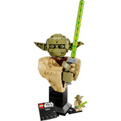 LEGO Star Wars Yoda mellszobor állvánnyal és névtáblával, mellette Yoda minifigura zöld fénykarddal, világos háttér előtt.