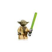 LEGO Star Wars Yoda minifigura részlet, zöld fénykarddal, részletes arckifejezéssel és klasszikus Jedi öltözettel.