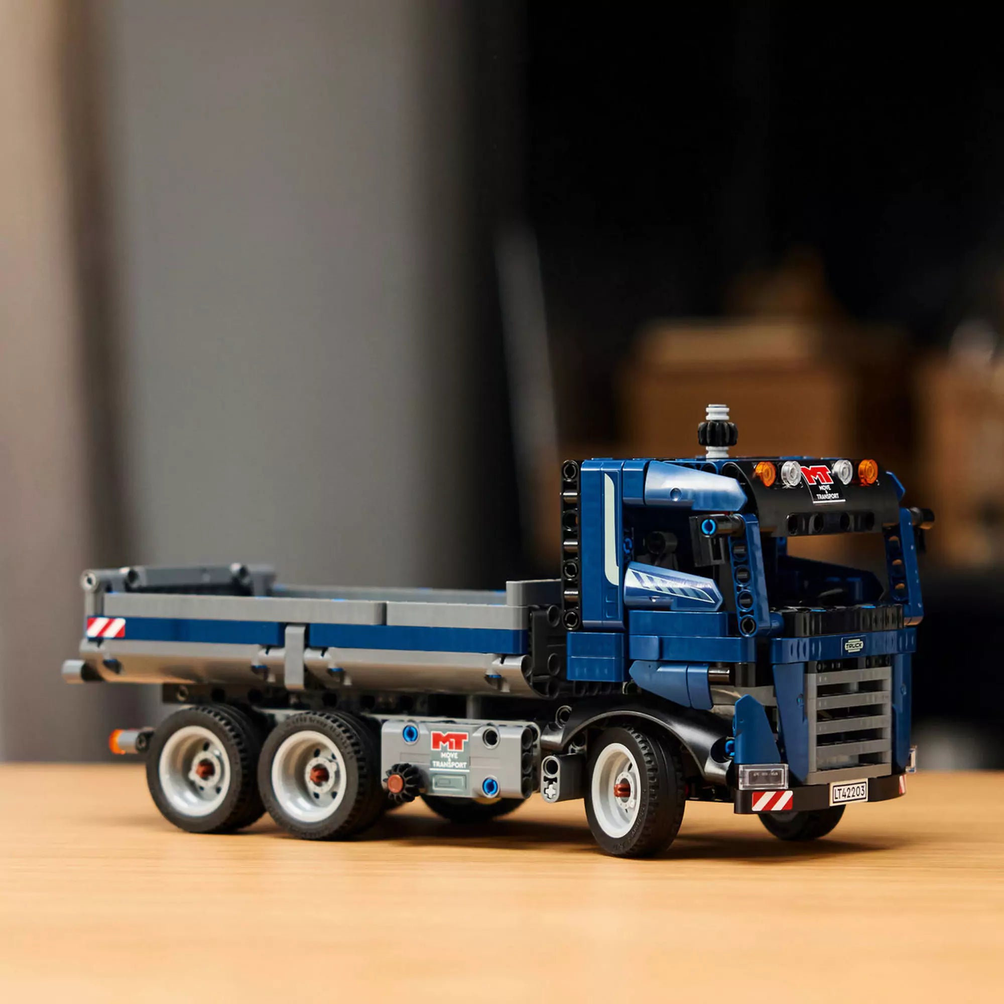 LEGO Technic Billenőplatós teherautó (42203) valós környezetben, asztalon összeépítve, oldalnézetből.