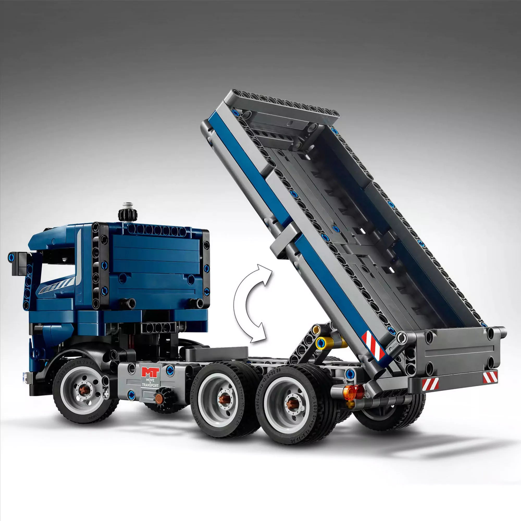 LEGO Technic Billenőplatós teherautó (42203) működés közben, a plató megdöntését szemléltető nyíllal.
