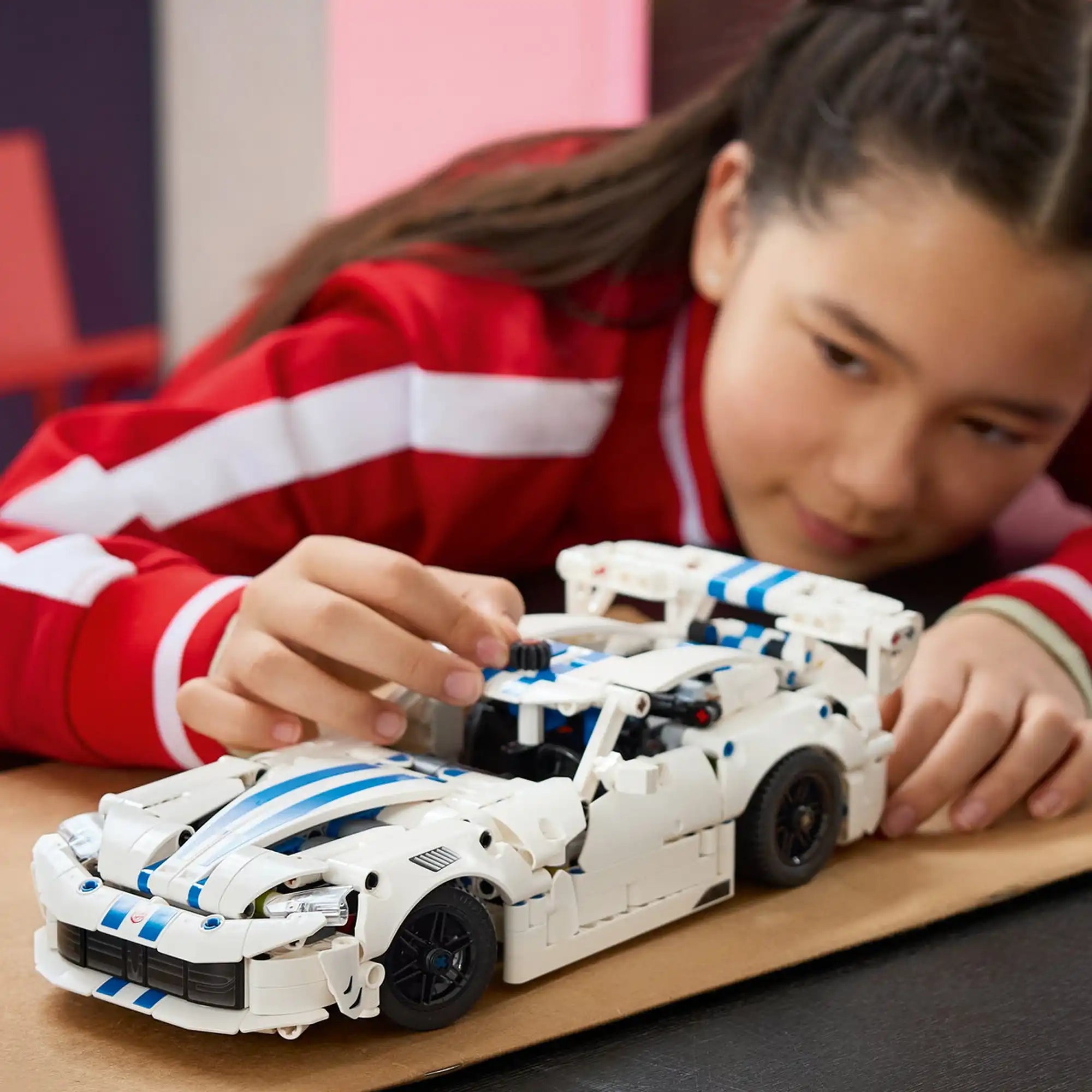 A LEGO Technic: Dodge Viper GTS-R sportautó 42234 modellt egy gyermek építés és játék közben próbálja ki.