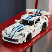 A LEGO Technic: Dodge Viper GTS-R sportautó 42234 megépített modellje piros polcon kiállítva.