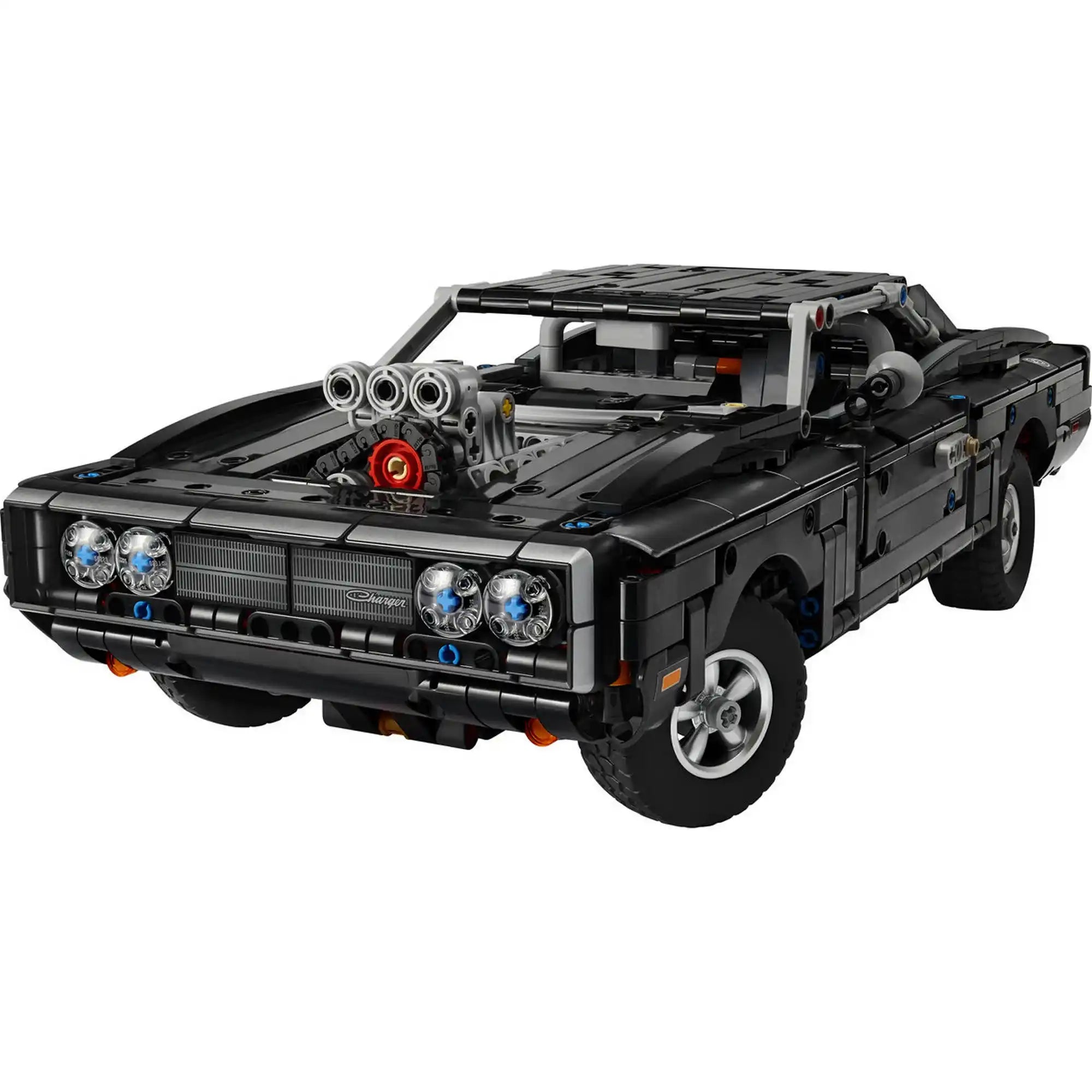 Az összeépített LEGO Dodge Charger R/T részletgazdag első nézete kompresszoros V8-as motorral, klasszikus hűtőráccsal és sportos kialakítással.