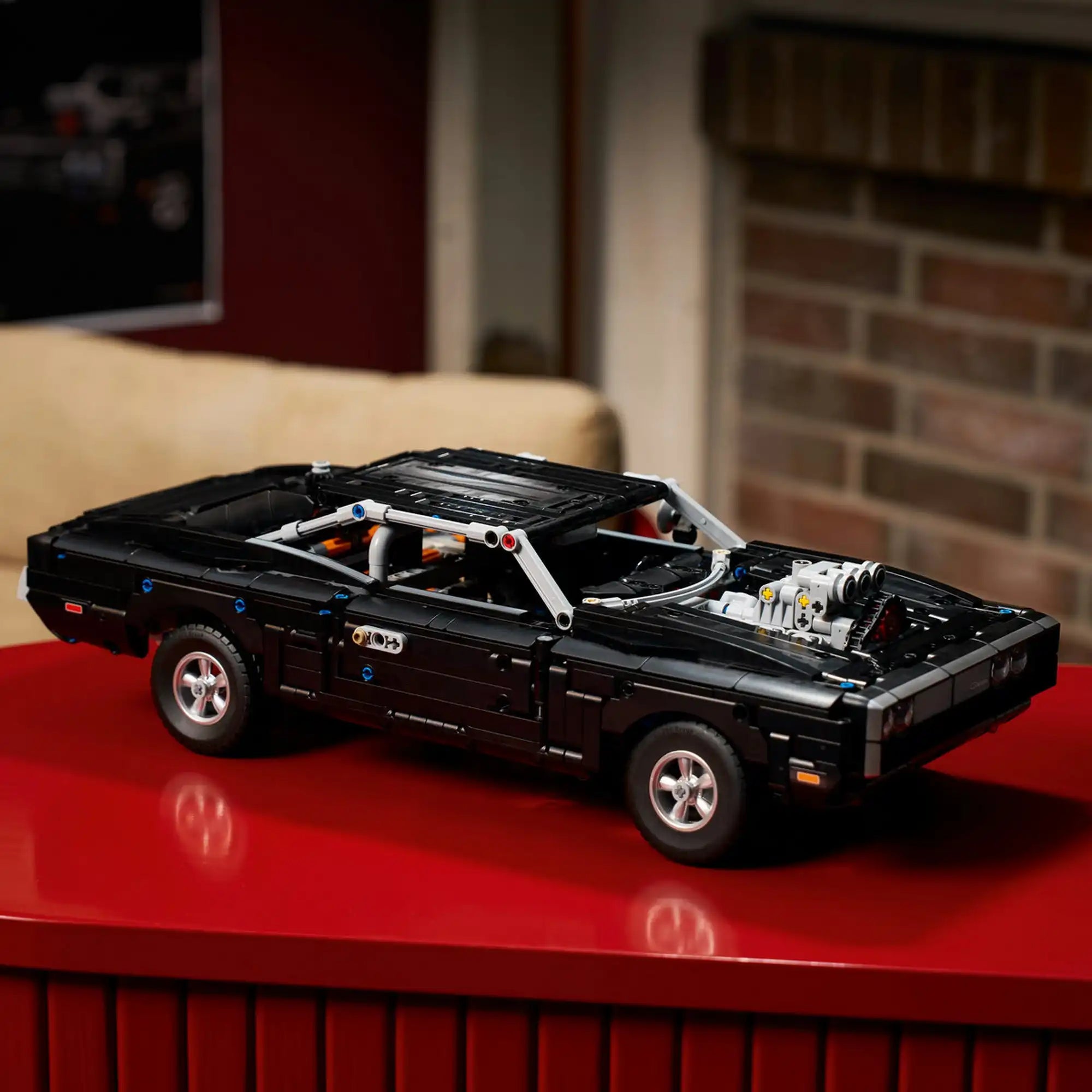 LEGO Technic Dodge Charger R/T modell fekete karosszériával, részletgazdag motorral és ikonikus Fast & Furious megjelenéssel kiállítva.