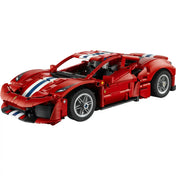 A LEGO Technic: Ferrari 488 Pista 42235 megépített sportautó fehér háttéren.