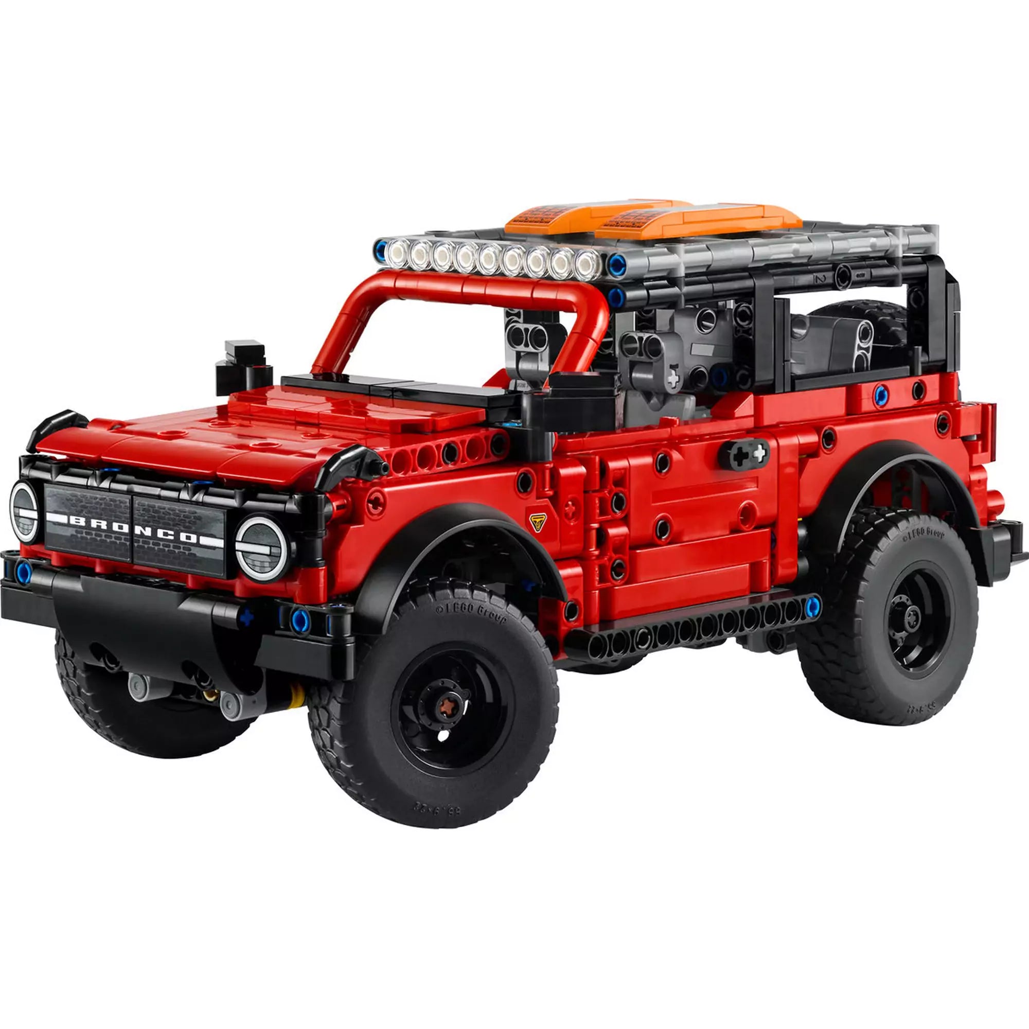 LEGO Technic Ford Bronco SUV (42213) elölnézet – A valósághű terepjárómodell piros színben, erős gumiabroncsokkal és tetőlámpákkal.