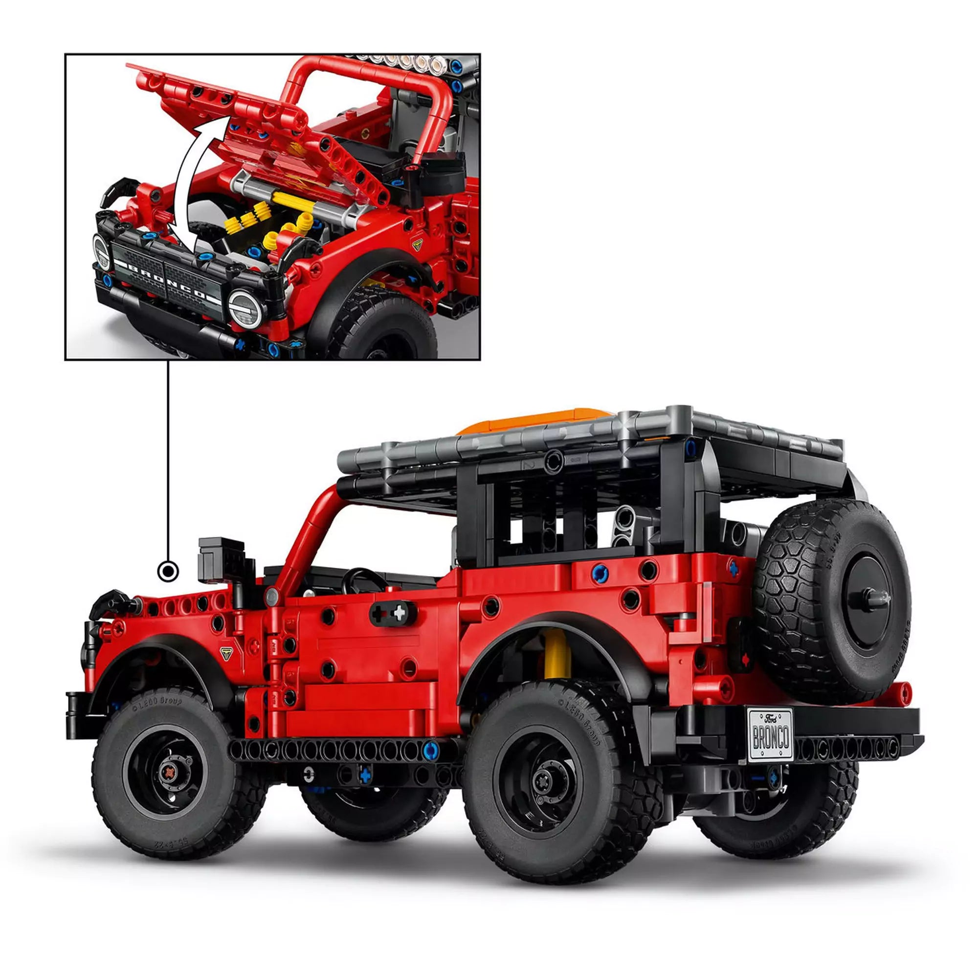 LEGO Technic Ford Bronco SUV (42213) hátulnézet és motor részlet – A nyitható motorháztető alatt látható a V6-os motor, részletes hátsó kialakítással.