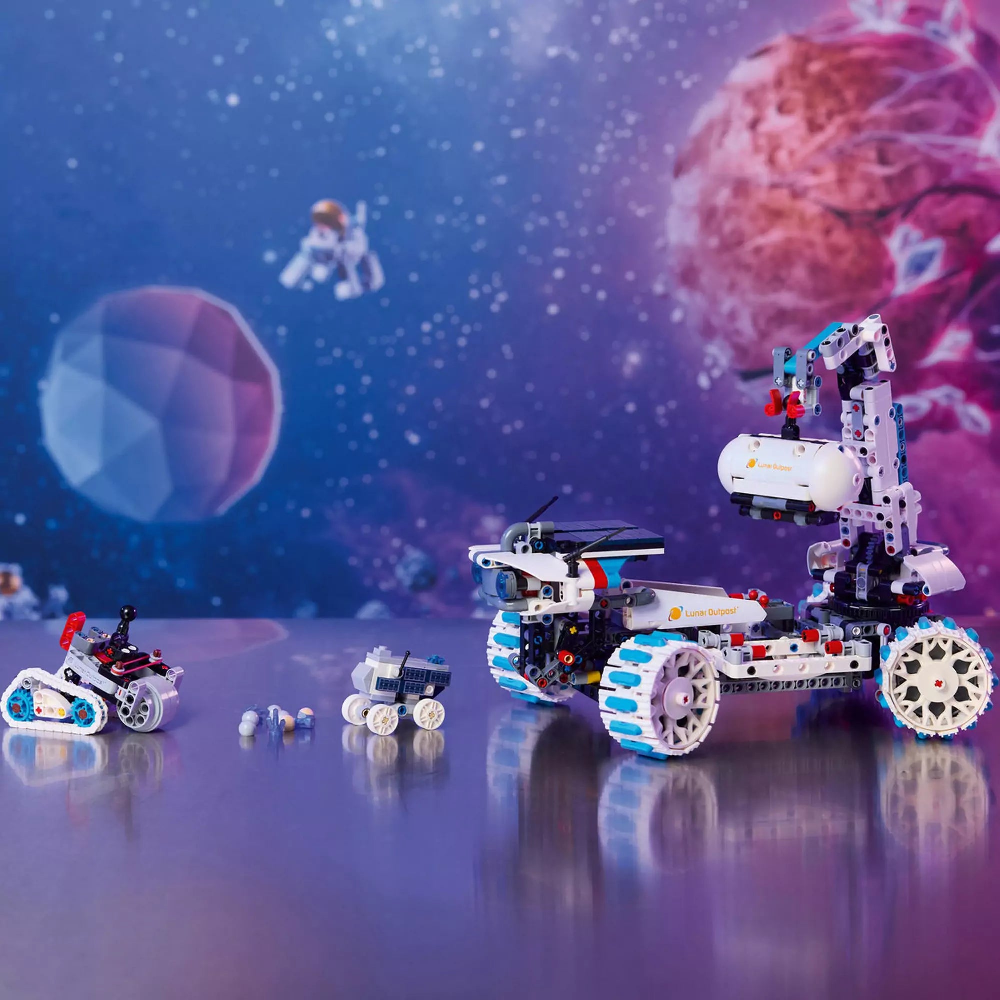 LEGO Technic Lunar Outpost Holdjáró (42211) jármű és kiegészítők űrbéli háttér előtt, kiállítva a holdjáróval és roverekkel.