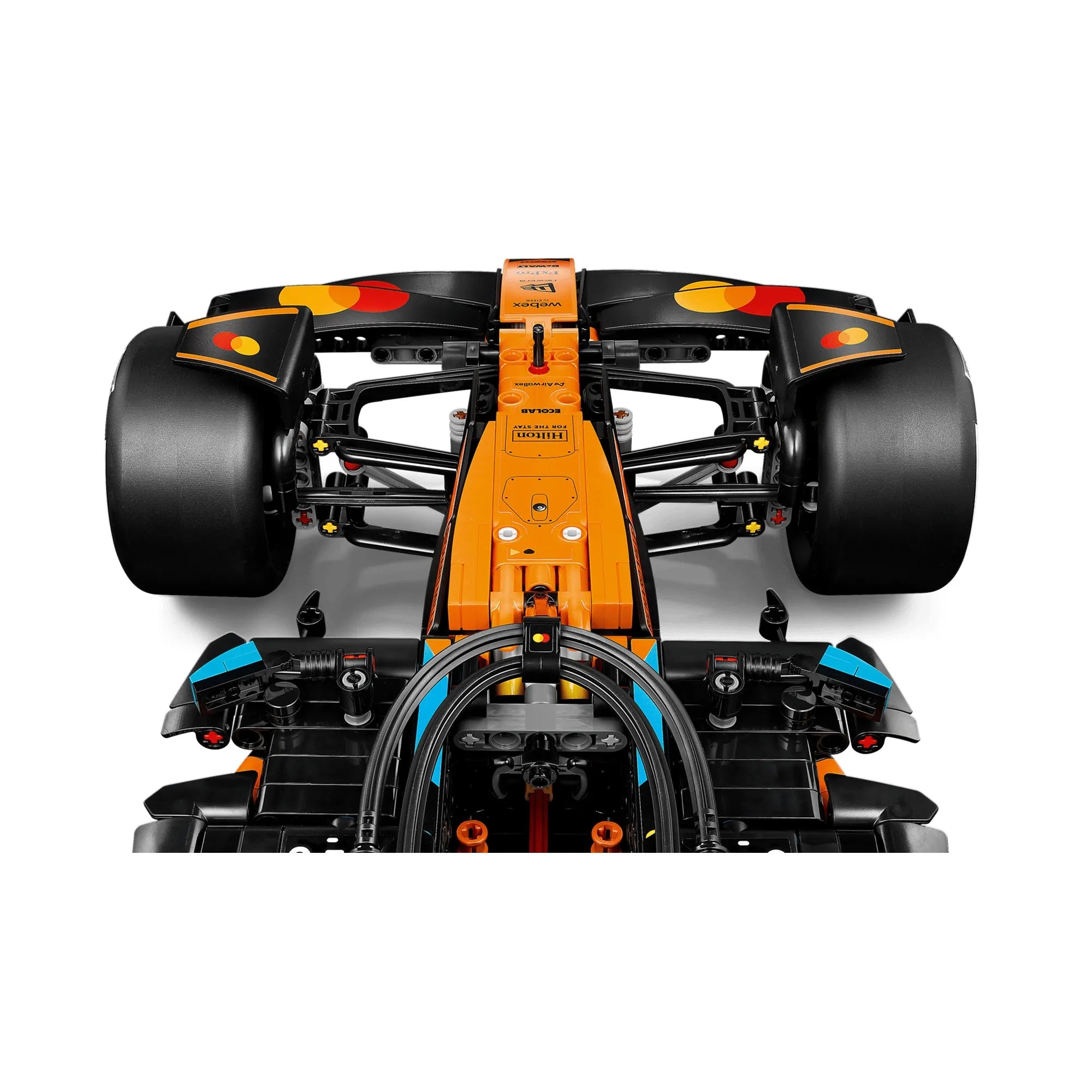 LEGO Technic McLaren MCL39 F1 autó (42228) első szárnyának és felfüggesztésének közeli képe, részletes aerodinamikai elemekkel.