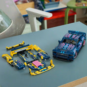 LEGO Technic Ford Mustang GT 42236 alapmodell és a cserélhető karosszériaelemek az asztalon.
