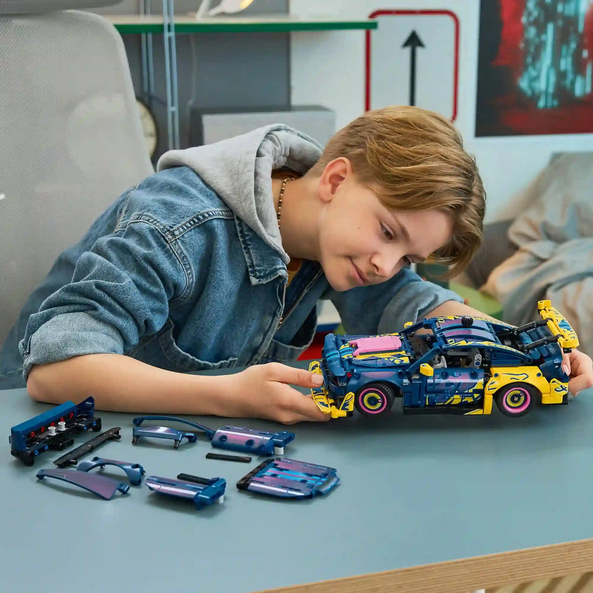 Gyermek a LEGO Technic Ford Mustang GT 42236 modellautót építi és testreszabja cserélhető elemekkel.