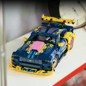 LEGO Technic Ford Mustang GT 42236 egyedi tuning dizájnnal kiállítva polcon.