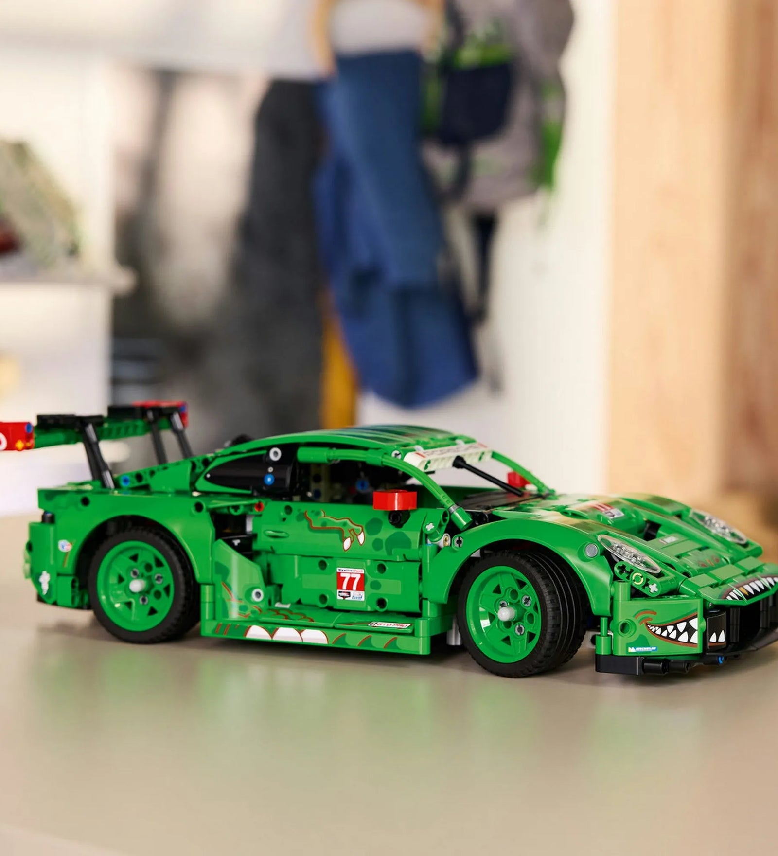 LEGO Technic Porsche 911 GT3 R REXY AO Racing zöld dinoszaurusz-mintás versenyautó oldalnézetben, részletes karosszériával és zöld felnikkel