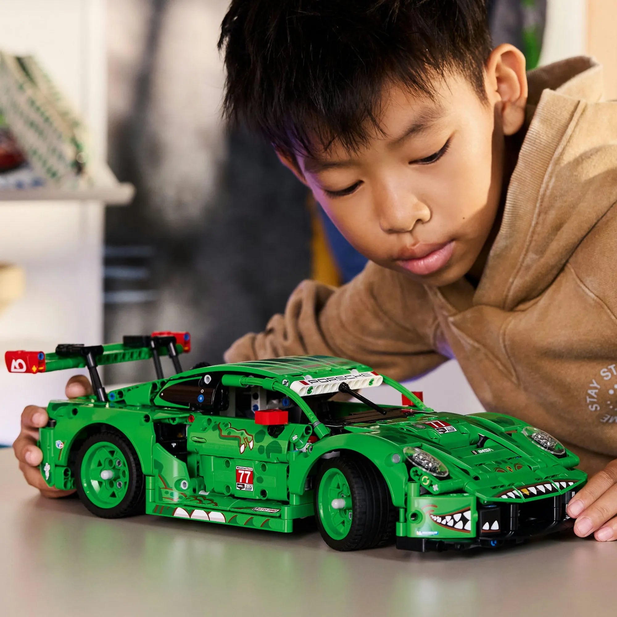 LEGO Technic Porsche 911 GT3 R REXY AO Racing autó elölnézetben, dinoszaurusz-ihlette dizájnnal és agresszív lökhárítóval