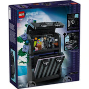 A LEGO Wednesday hátizsákja készlet dobozának hátoldala, a kinyitott modell belső tereivel és tárolórekeszeivel.